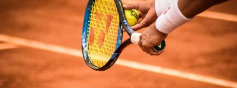 Roland Garros se lance dans le Web3 avec une collection de 5000 NFT Court de tennis en terre battue avec une parsonne tenant une raquette