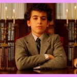 Trois enfants assis à une table dans une bibliothèque