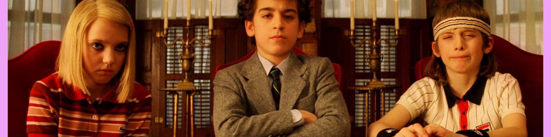 Trois enfants assis à une table dans une bibliothèque