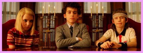 Non votre enfant n'est pas HPI? vous êtes juste riche Trois enfants assis à une table dans une bibliothèque