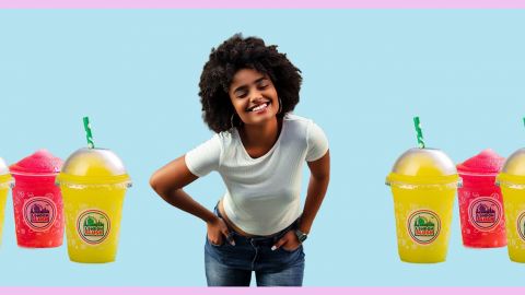 Sur fond bleu, des sodas rose et jaunes