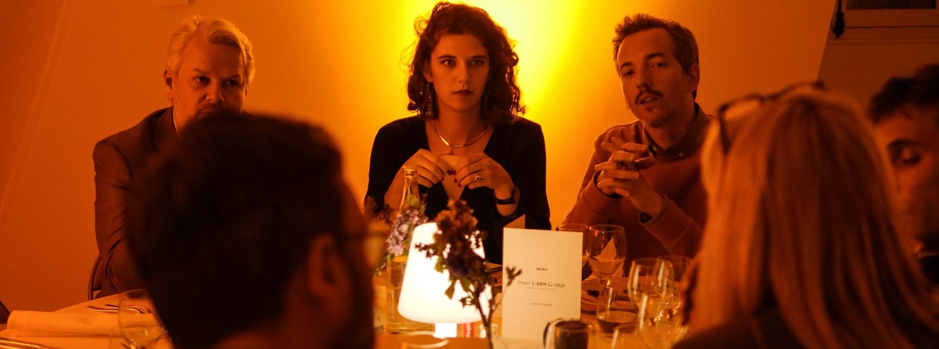 soirees shift bureaux personnes autour d'une table