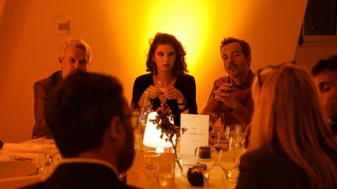 personnes autour d'une table