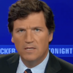 un présentateur télé qui lance un regard sournois.