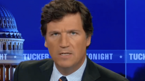 un présentateur télé qui lance un regard sournois.