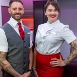 Les hôtesses de l'air de Virgin Atlantic Terry Nunn (à gauche) et Josie Hopkins dévoilent librement leurs tatouages ​​- Photo: VIRGIN ATLANTIC
