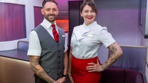 Les hôtesses de l'air de Virgin Atlantic Terry Nunn (à gauche) et Josie Hopkins dévoilent librement leurs tatouages ​​- Photo: VIRGIN ATLANTIC