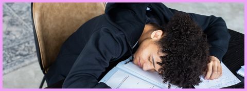 Étude sur les sommeil des adolescents Une jeune homme endormi à son bureau de travail en classe