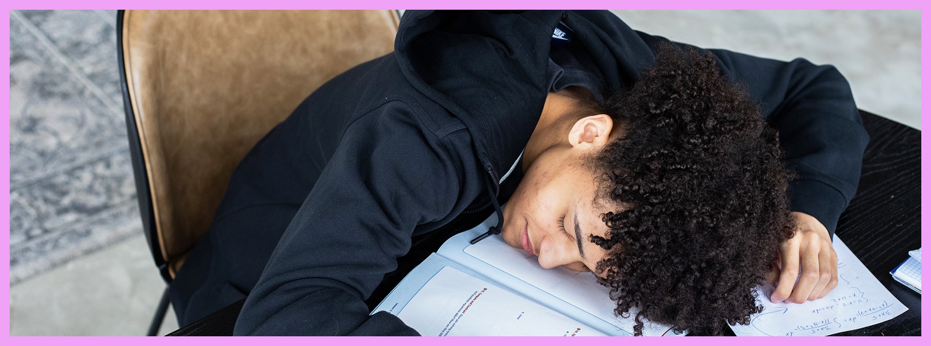 Étude sur les sommeil des adolescents - L'ADN Une jeune homme endormi à son bureau de travail en classe