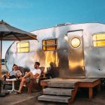 Couple devant son camping car