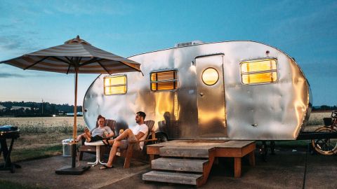 Couple devant son camping car