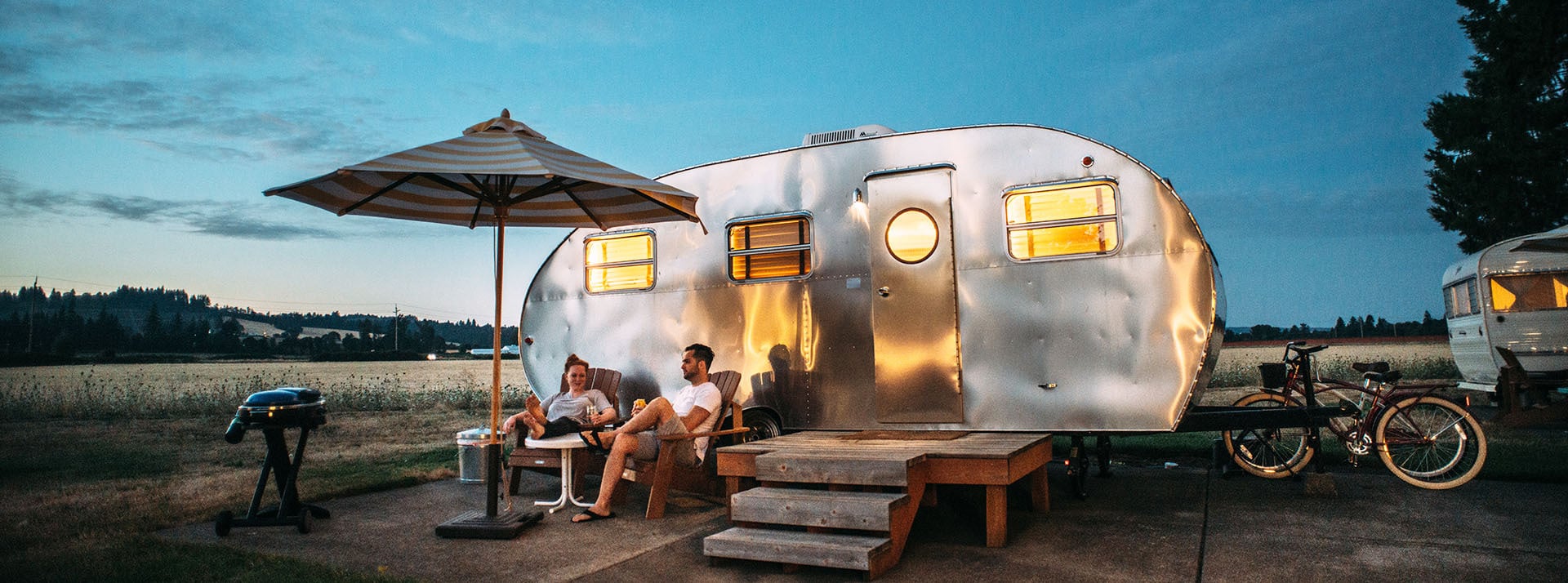 Les nouvelles modalités du voyage - L'ADN Couple devant son camping car
