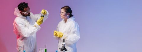 Santé, tech, futur Deux laborantins