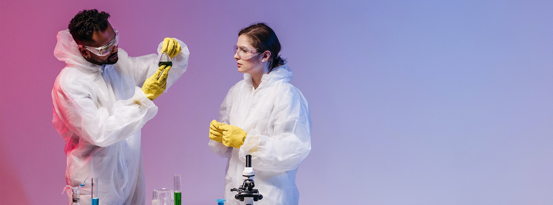 Santé, tech, futur - L'ADN Deux laborantins