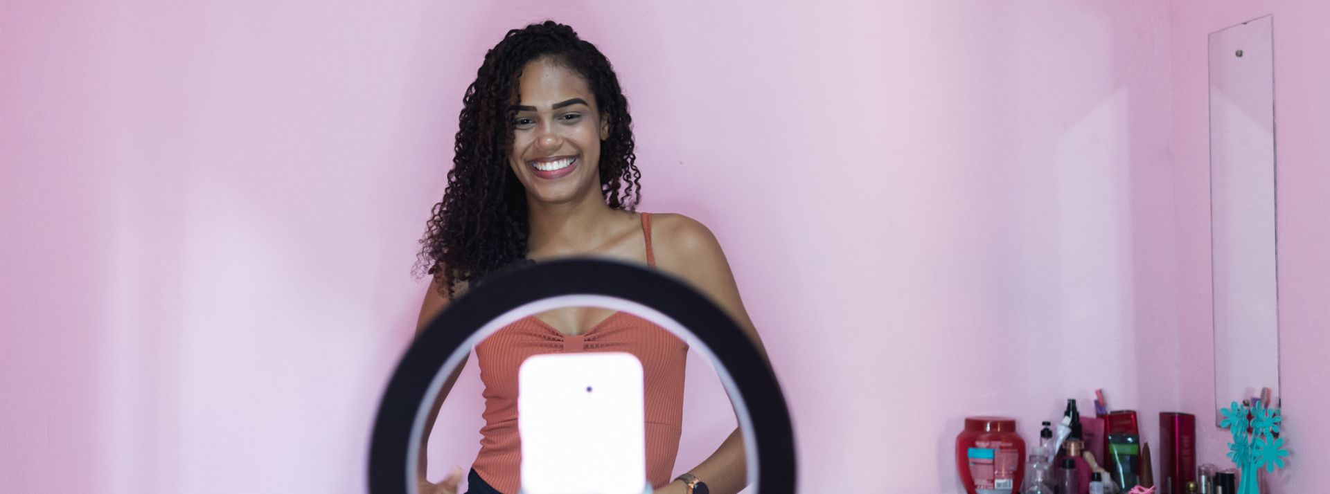 Black young woman filming herself dancing at home to share on social media - L'ADN