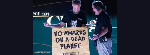 Banderole : « No awards on a dead planet » [pas de prix sur une planète morte].
