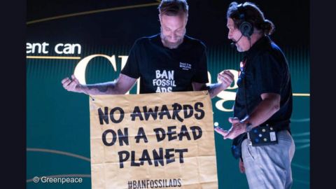 Banderole : « No awards on a dead planet » [pas de prix sur une planète morte].