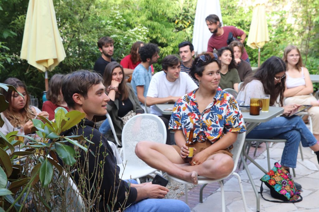 Les jeunes du Relais devant le spectacle de Patrick Scheyder
