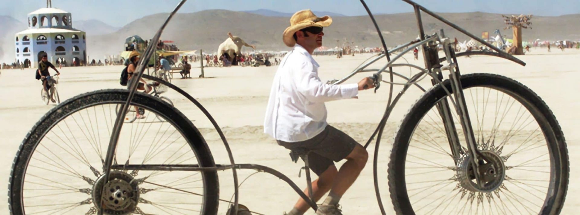Un homme sur un vélo à grandes roues
