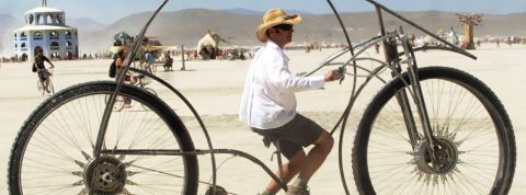 Boom des vélos Un homme sur un vélo à grandes roues