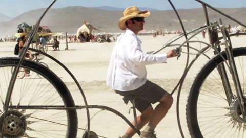 Un homme sur un vélo à grandes roues