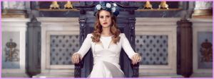 La chanteuse Lana del Rey en robe blanche assise sur un trone dans une église avec une couronne de fleurs sur la tête