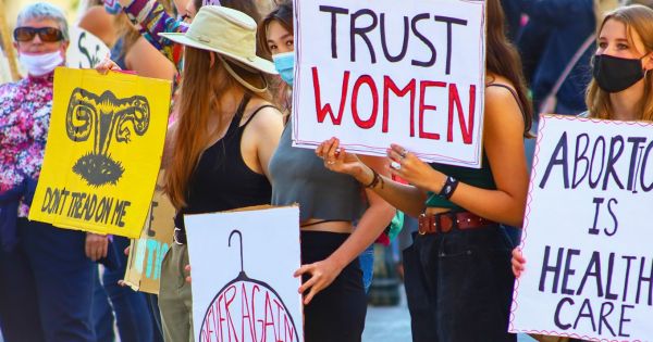 Fin du droit à l'avortement :  la résistance s'organise autour des applis de suivi menstruel
