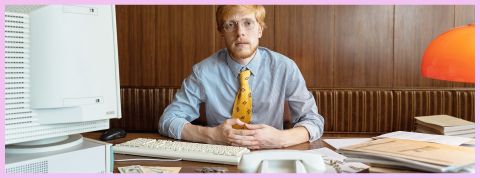 Le retour du vintage au travail Un homme en chemise assis à son bureau