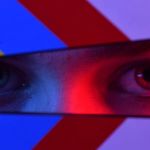 Regard de femme derrière un clap de film