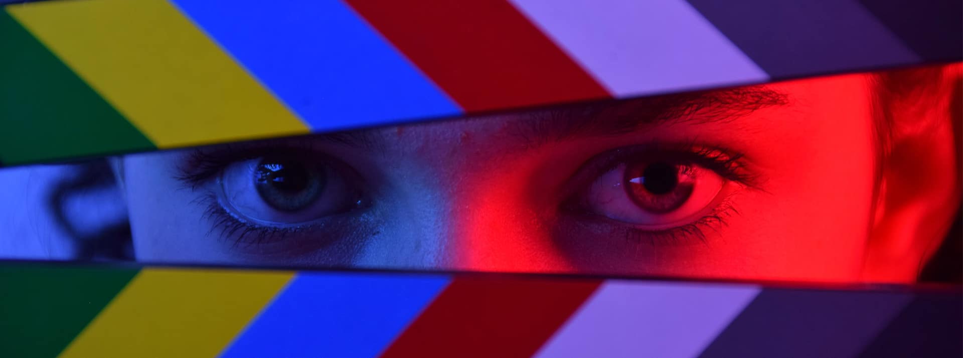 Regard de femme derrière un clap de film