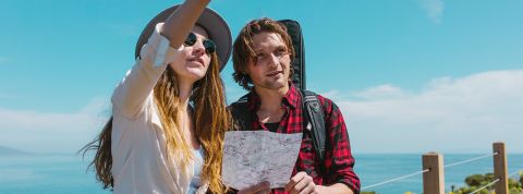 Micro aventures Un couple de jeunes touristes