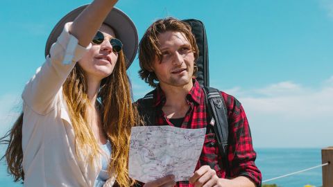 Un couple de jeunes touristes