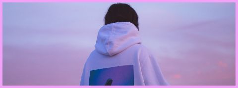 De plus en plus nombreux à souffrir de solitude Une femme de dos en pull à capuche blanc