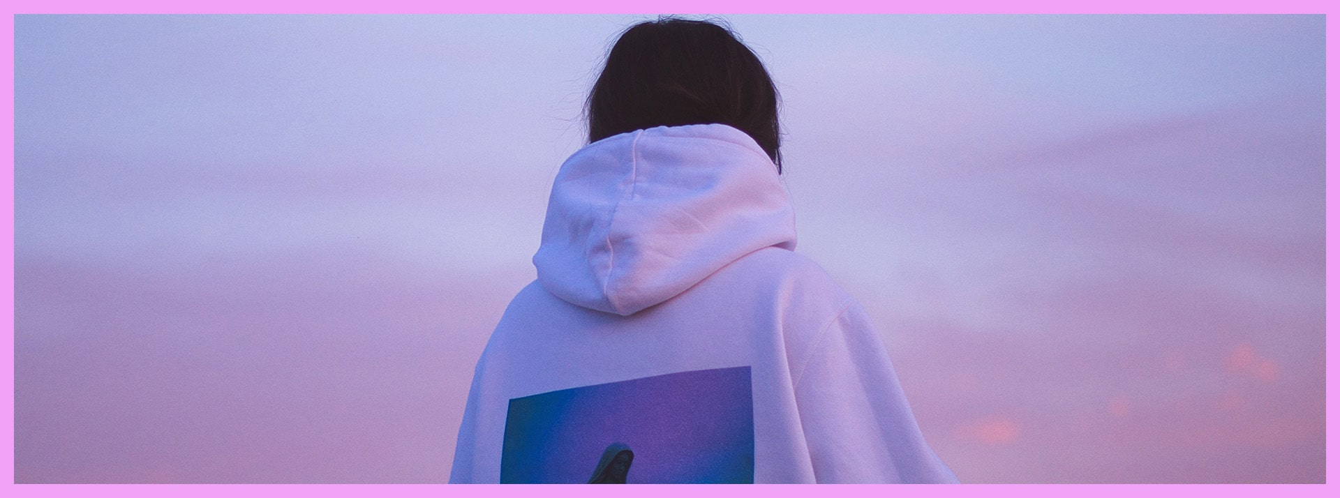 De plus en plus nombreux à souffrir de solitude - L'ADN Une femme de dos en pull à capuche blanc