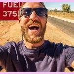 Un homme fait un selfie