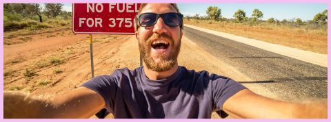 Le selfie est mort, vive le selfie Un homme fait un selfie