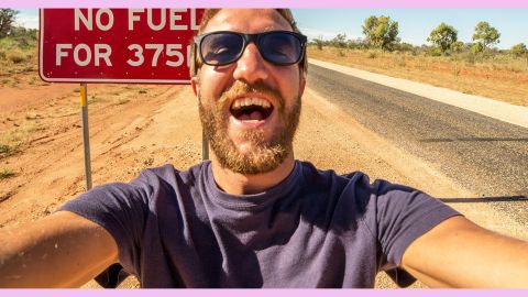 Un homme fait un selfie