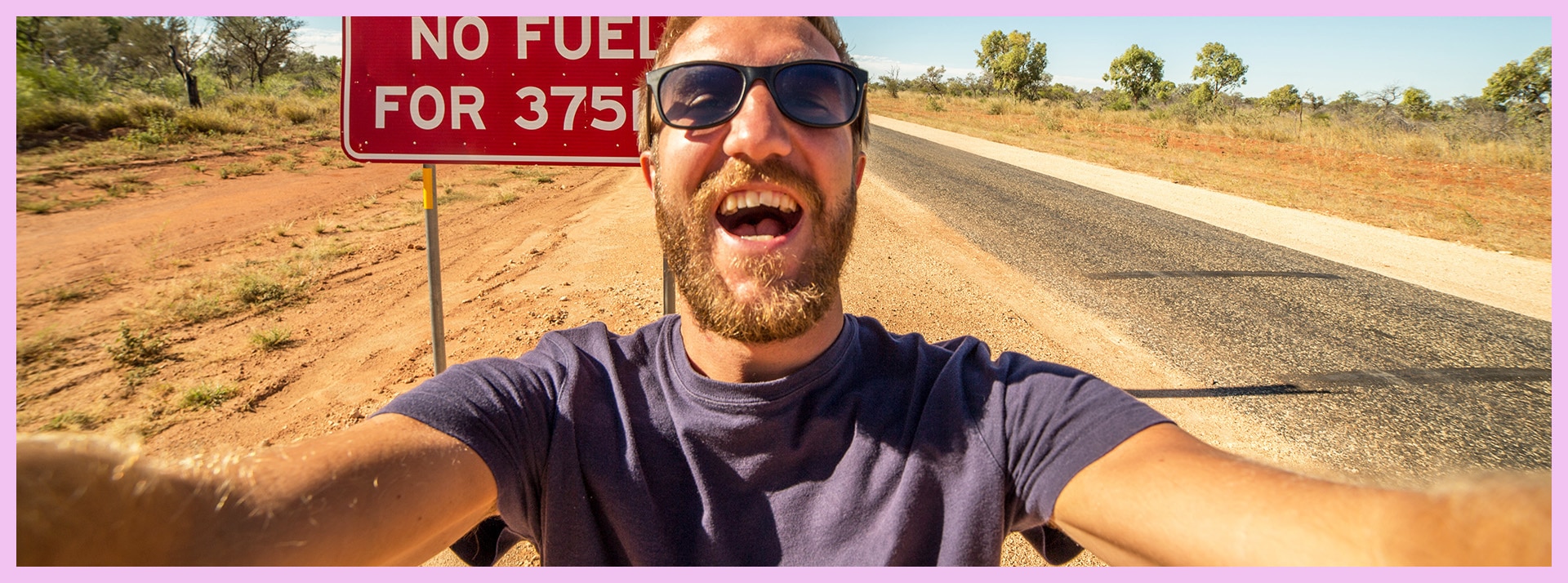Un homme fait un selfie