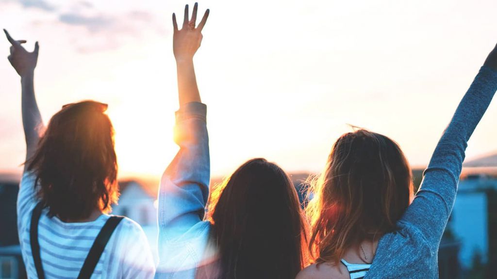 Transition, changement, école Jeunes femmes de dos, les brad en l'air, tournées vers l'avenir tournées