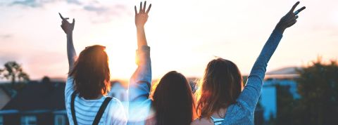 Transition, changement, école Jeunes femmes de dos, les brad en l'air, tournées vers l'avenir tournées