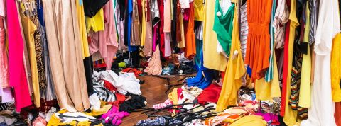 Milliards de stocks de vêtements Vêtements colorés en pagailles