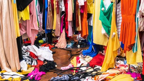 Vêtements colorés en pagailles