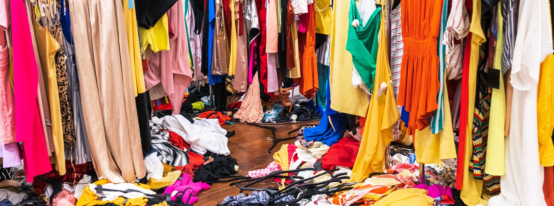 Milliards de stocks de vêtements - L'ADN Vêtements colorés en pagailles