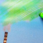 Homme peignant la pollution verte d’une cheminée