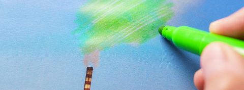 Greenwashing Homme peignant la pollution verte d’une cheminée