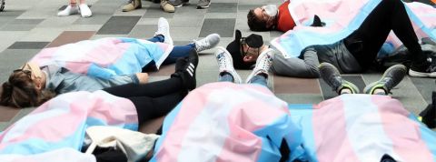 Les employés d’Amazon organise un die-in pour dénoncer pour la vente de livres transphobes Personnes allongées au sol, recouverte d'un drapeau LGBTQ