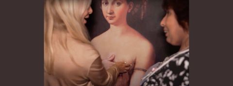 Musée Argentine : toucher les seins des peintures de maîtres pour sauver des vie femme s'initiant à l'autopalpation sur un tableau