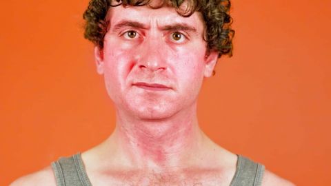 Un homme tout rouge de chaleur