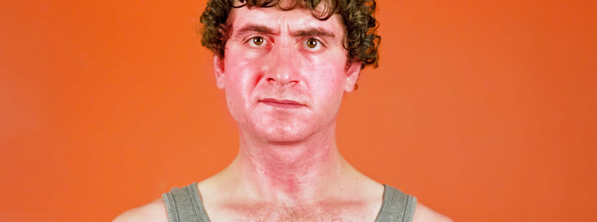 Un homme tout rouge de chaleur