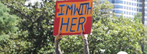 Les entreprises américaines s’engagent à couvrir les frais d’accès à l’IVG pour leurs employés Pancarte : I'M with Her